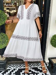 大码女式几何印花V领荷叶边短袖度假连衣裙 - 白色 - 查看 2