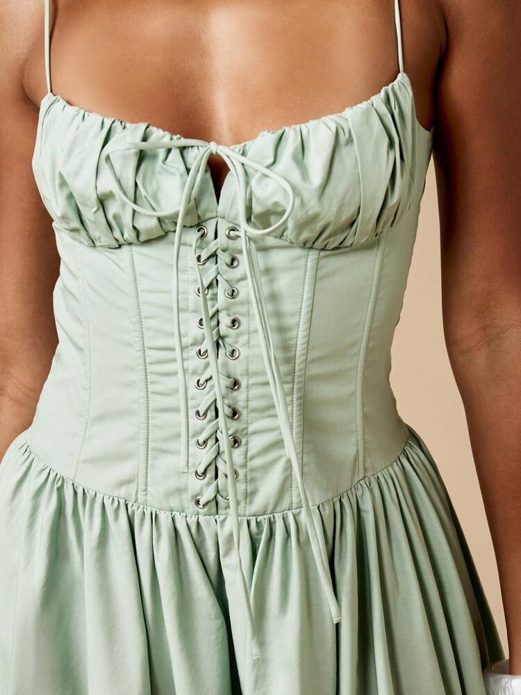 MISSGUIDED Robe mi-longue à lacets corset et jupe ample, idéale pour Noël