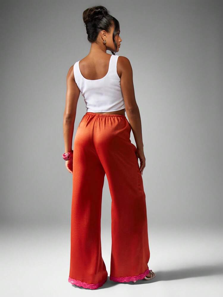 MISSGUIDED Pantalon palazzo bohème en satin martelé à jambes larges avec bordure en dentelle, idéal pour Noël