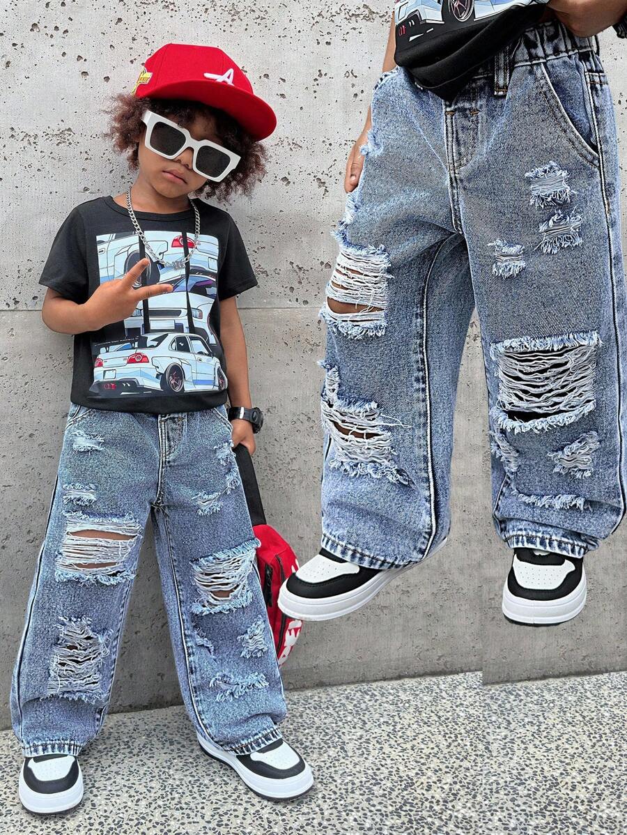 小男孩街头风格复古破洞宽松蓝色牛仔裤，适合儿童服装春夏日常街头服饰