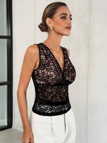 Lavishia قميص نسائي ضيق القصة بياقة V شفافة مطرزة بالدانتيل