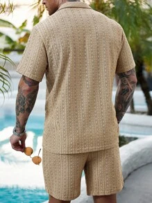 Manfinity RSRT 2 pièces / set Ensemble chemise boutonnée unie creuse et short pour hommes, tenue décontractée unie pour vacances de mari, convient pour les vacances, le bord de mer, les loisirs quotidiens, les tenues d'été