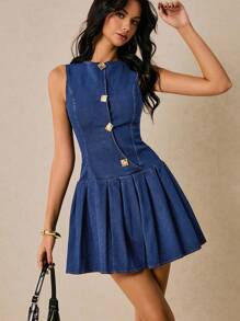 Poéselle 女士牛仔连衣裙，金属纽扣装饰，不对称门襟，褶裥设计，蓝色连衣裙，女士金属纽扣半门襟圆领无袖褶裥下摆时尚牛仔连衣裙，Y2K风格服装，街头服饰，女士牛仔套装，西部牛仔连衣裙，Y2K风格女装，生日女装，蓝色女装，西部牛仔连衣裙，西部牛仔女装，迷你连衣裙 - 深色水洗藍 - 查看 2