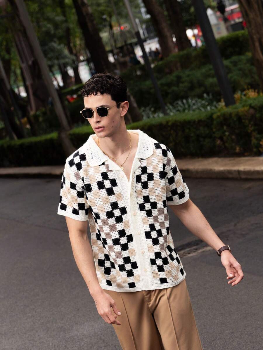 SHEIN X ELOISA & ORSON AKNOTIC Business Casual Camisa holgada de estilo hawaiano con cuello de murciélago y contraste de colores a cuadros de ganchillo para hombre, en negro, blanco y albaricoque. Tejida de manera informal, adecuada para primavera y verano