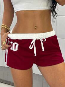 StreetHx 女式海军蓝色印花数字图案修身短裤，配有撞色腰带和侧边带装饰，适合度假的街头服饰 - 酒紅色 - 查看 4