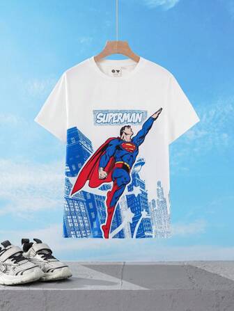 SUPERMAN X SHEIN T-shirt bianca estiva con maniche corte, grafica di eroi dei cartoni animati e lettere, casual, adatta per ragazzi pre-adolescenti