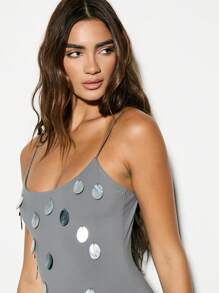 KIZN Vestido mini ajustado con aplicaciones de disco de nácar para fiesta, noche, boda, con tirantes de espagueti, ajuste ceñido y brillo metálico - Gris Oscuro - Ver 5
