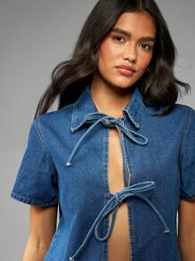 MISSGUIDED 系带牛仔短款衬衫现代西部风纽扣领衬衫独立夏季休闲节日 Y2K 时尚镂空设计短袖 - 藍色 - 查看 6