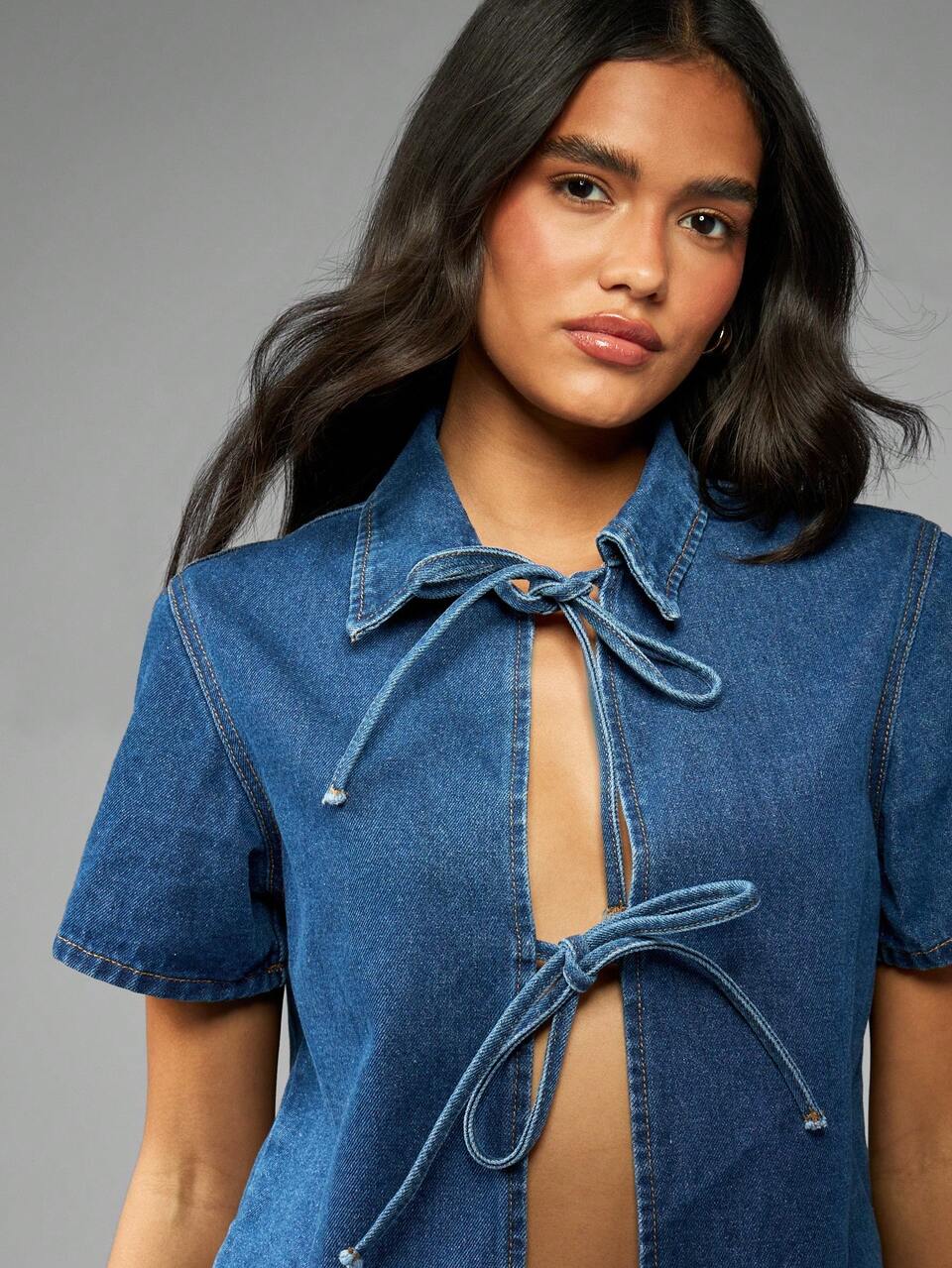 MISSGUIDED Chemise crop en jean avec nœud, chemisier boutonné à col moderne de style western, décontracté pour l'été, festival, style Y2K avec design découpé, manches courtes
