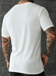 Manfinity Homme 男士纯色百搭简约条纹纹理V领休闲T恤，白色；男士圆领短袖休闲针织提花T恤，夏季男士，男士度假休闲风；INS同款圆领短袖T恤