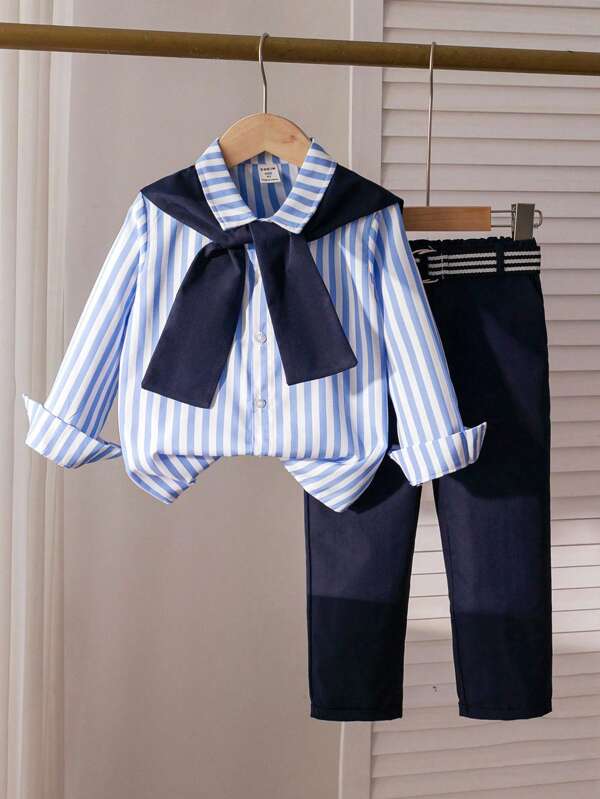 SHEIN Genkimix Kids Chemise à manches longues rayée classique et pantalon de costume bleu marine pour jeunes garçons. Tenue de gentleman , convenant pour un anniversaire, un événement formel, un mariage, un baptême ou la rentrée scolaire.