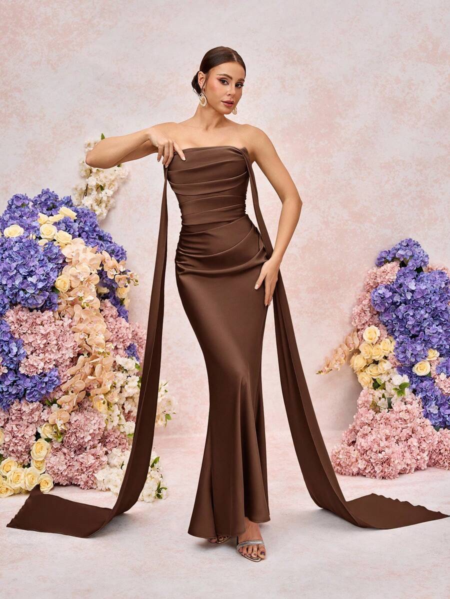 SHEIN Belle Gaun Bridesmaid Model Fishtail Pas Badan dengan Hiasan Pita Matte Chiffon Romantis Elegan, Model Bahu Terbuka, dan Potongan Bandeau. - Coklat - View 1