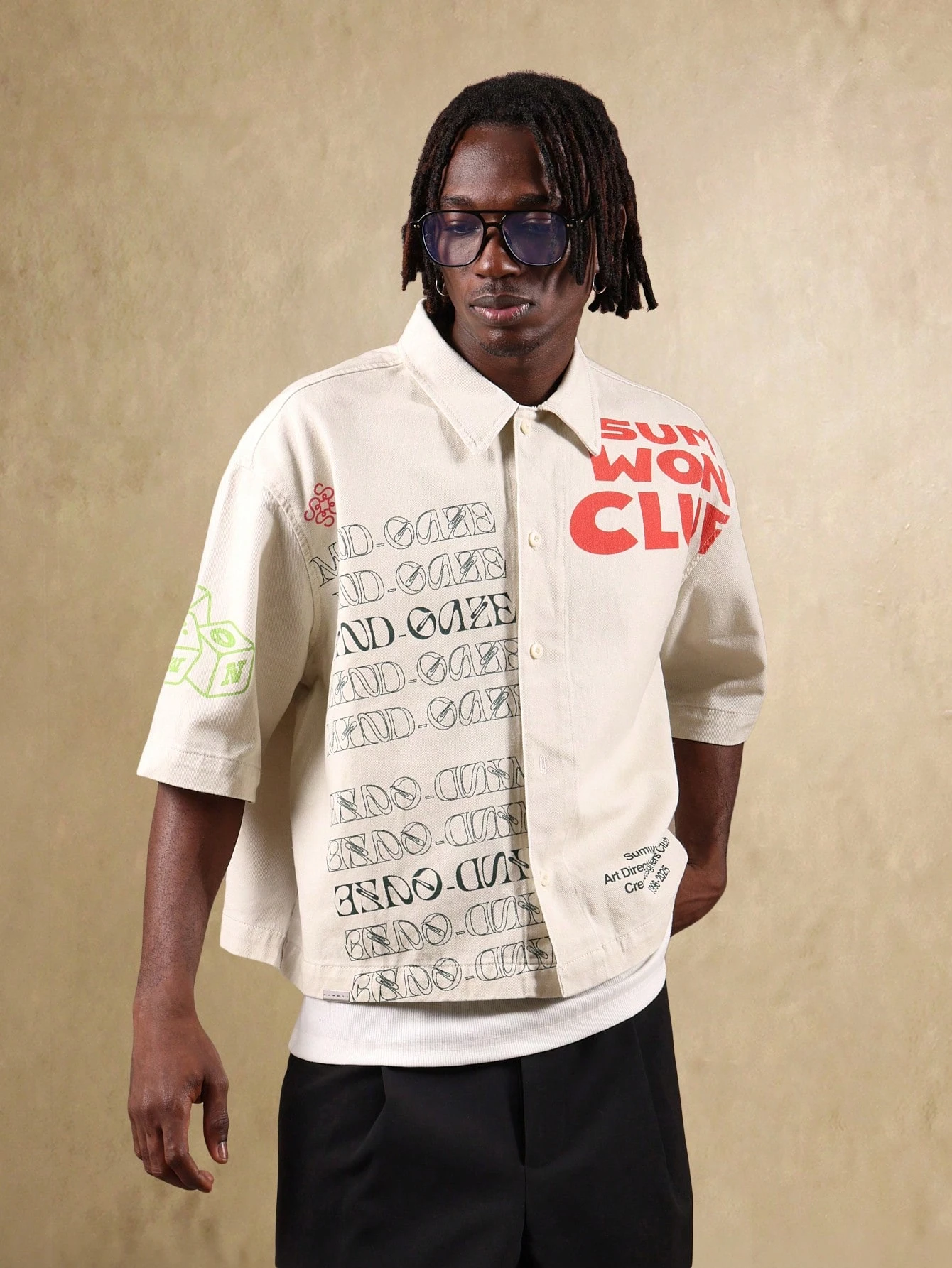 T-shirt studio surdimensionné avec graphismes et texte créatifs