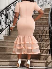 SHEIN Lady Vestido maxi con escote redondo, mangas cortas, decoración de pedrería y bajo con cola de pez para mujer plus size. Elegante para primavera, verano, otoño e invierno. Vestido elegante de punto con volantes y pedrería, para ocasiones como trabajo, boda, cóctel, San Valentín, Año Nuevo. Vestido ajustado con cola de pez, de talla grande, formal, para graduación o crucero.