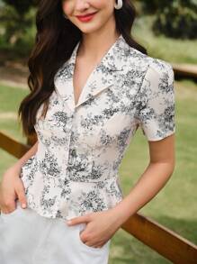 Vintamour Blusa ajustada con estampado de flores elegante y vintage, azul y blanco con flores, camisa de manga corta con volantes para mujer, para volver al colegio, profesora, salir, negocios casuales, vacaciones, cumpleaños, oficina, camisas lindas para mujer, volver al colegio, negocios casuales, oficina, profesora, camisa abotonada - Negro - Ver 1