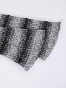 适合青春期女孩的 3 件套服装：喇叭袖格子短款针织罩衫、纯色背心和实用工装裤 - 休闲街头风格