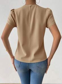 Chiquease 女士优雅休闲纯色蕾丝拼布荷叶边领花瓣袖衬衫 - 卡其色 - 查看 2