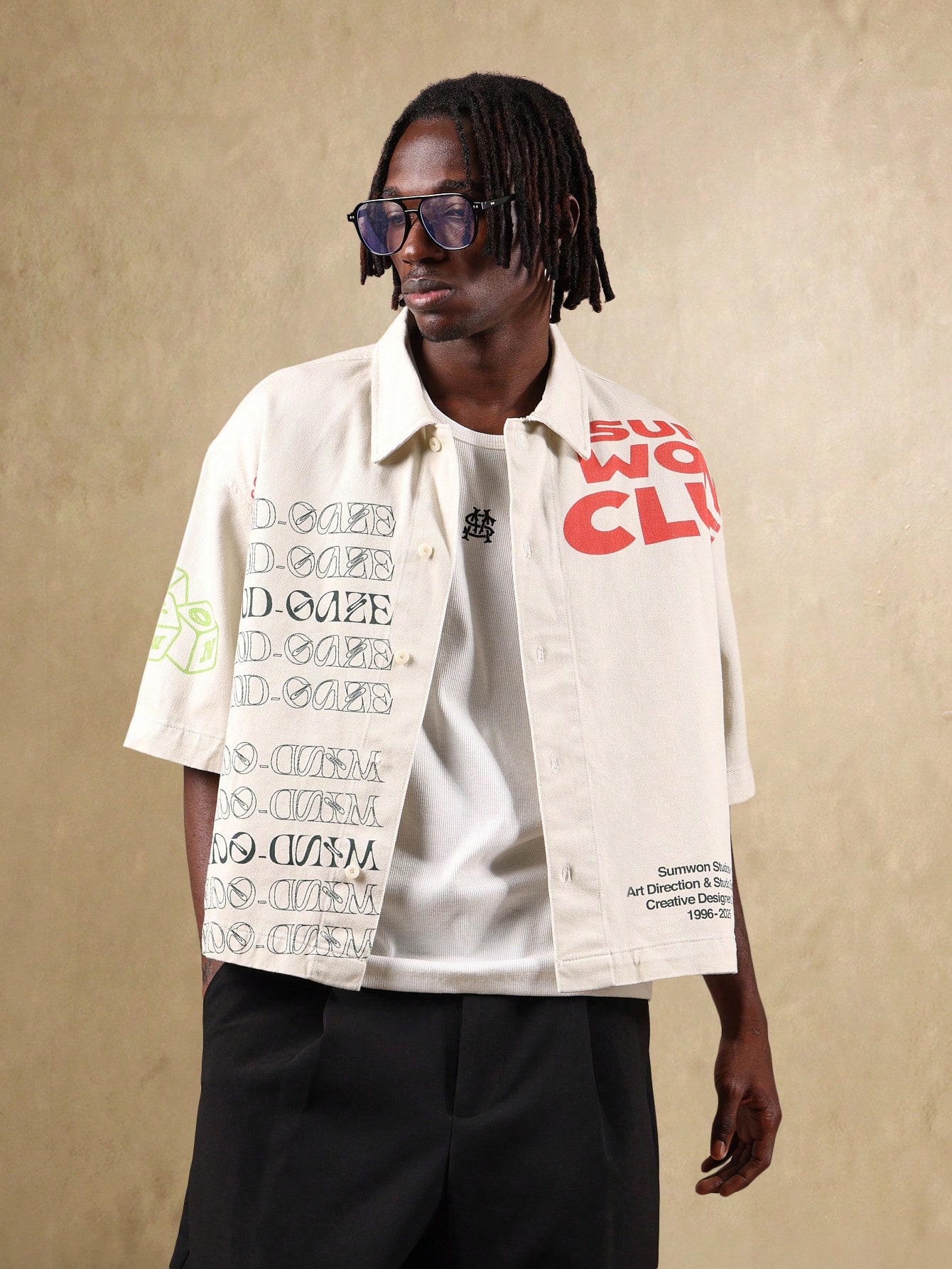 T-shirt studio surdimensionné avec graphismes et texte créatifs
