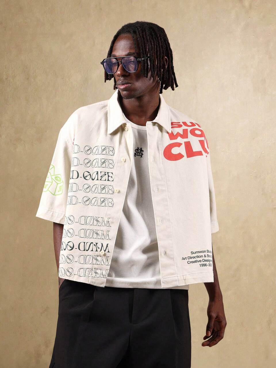 Oversize-Studio-Shirt mit kreativen Grafiken und Text