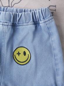 年轻男孩新款水洗蓝色牛仔裤，带有可爱脸绣补丁，休闲宽松版型，松紧腰带，适合日常穿着，简约时尚 - 中等水洗藍 - 查看 3