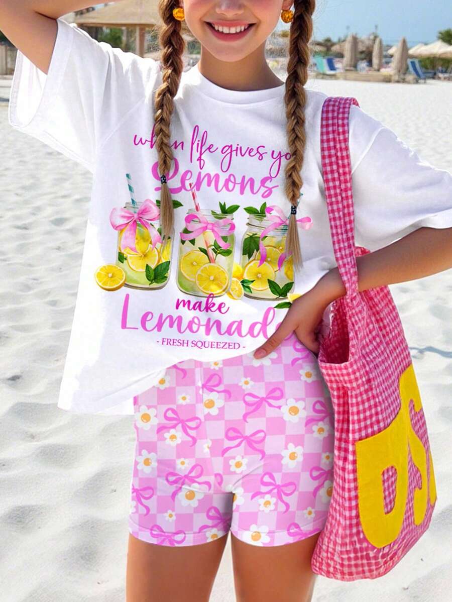 SHEIN Conjunto informal de verano de 2 piezas con camiseta de manga corta y shorts para niñas preadolescentes, con diseños de "Brilla y gira", "Verano relajado", "Fruta y lazo", "Patrón de limón y té" y la frase "Cuando la vida te da limones, haz limonada" - Multicolor - Ver 1