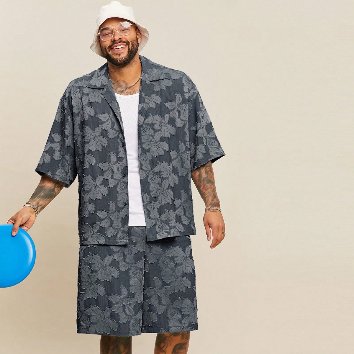 Conjunto de camisa de manga corta con efecto denim y recortes & pantalones cortos para hombres de talla grande, adecuado para verano, vacaciones, rega