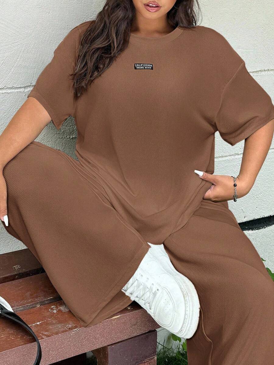 SHEIN EZwear 2 件大码女式字母图案短袖 T 恤和短裤套装,春夏 - 巧克力棕 - 查看 1