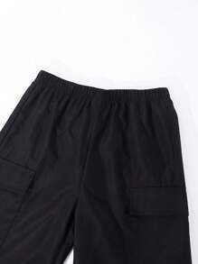 适合青春期女孩的 3 件套服装：喇叭袖格子短款针织罩衫、纯色背心和实用工装裤 - 休闲街头风格