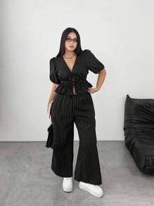 SHEIN PETITE Set de 2 piezas Talla grande Blusa corta casual de escote en V de manga corta con lazo delantero y rayas y Pantalones rectos y relajados a juego