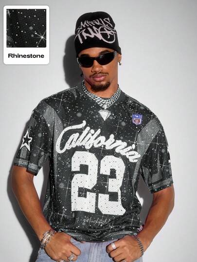 Prep Nouveau t-shirt pour hommes d'été à imprimé intégral, orné de strass. Design inspiré du style urbain et sportif, avec un grand texte "California" en police cursive, le numéro "23" prominent et des graphiques d'étoiles