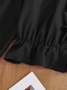 Camisa negra para adolescentes con cuello de tela de contraste, mangas abullonadas y plisado en el bajo