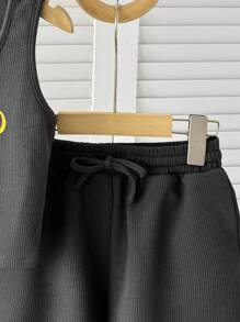 SHEIN Set 2 piese Tween pentru fete, gri închis, cu imprimeu de litere englezești, croială striată, cu guler rotund, maiou și pantaloni scurți asortați, ținută pentru întoarcerea la școală - Gri inchis - Vizualizare 5