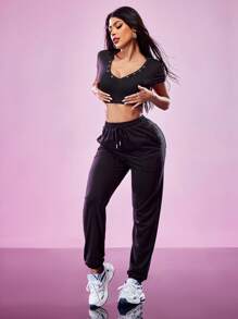 Slayform Slayform Setelan Olahraga Kasual 2 Potong Wanita: Atasan Crop Top Leher V dengan Kancing Logam, Saku & Celana Jogging dengan Tali Pinggang, Musim Semi/Panas - Hitam - View 3