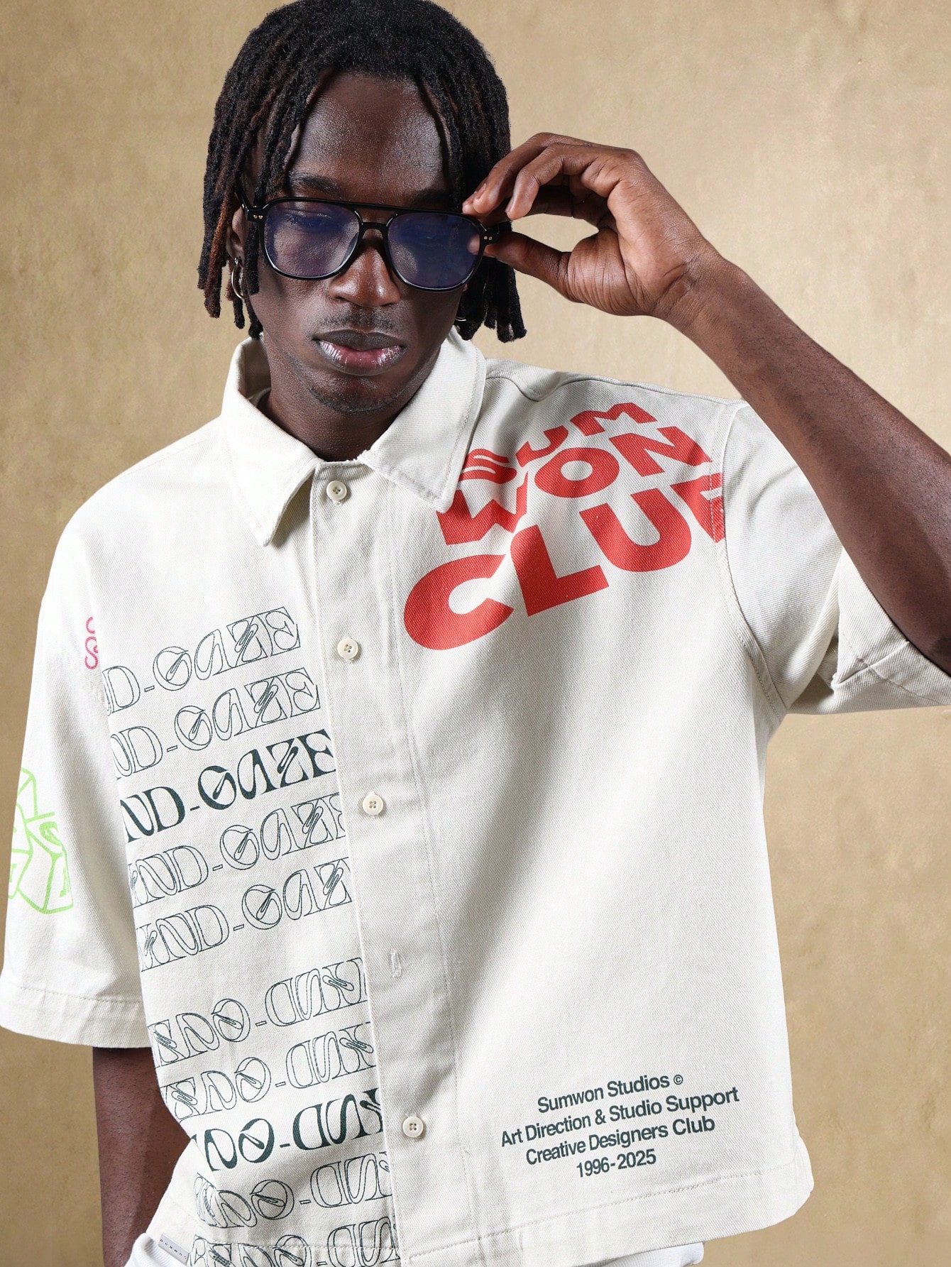 T-shirt studio surdimensionné avec graphismes et texte créatifs