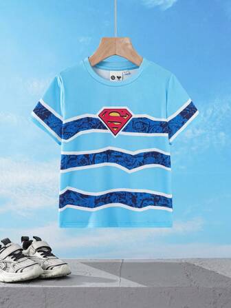 SUPERMAN X SHEIN 男童夏季休闲卡通英雄人物和徽标贴片印花短袖 T 恤
