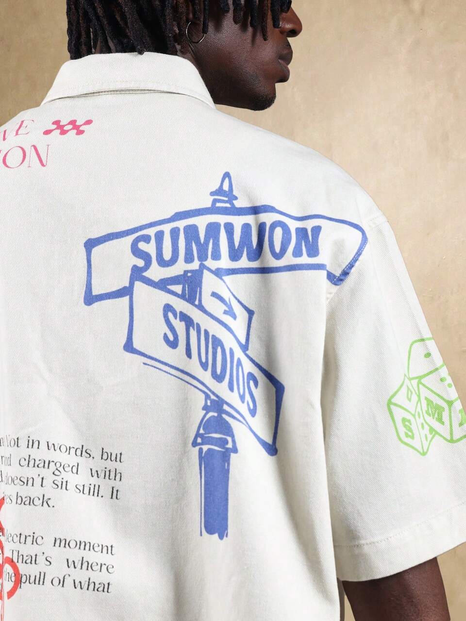 Oversize-Studio-Shirt mit kreativen Grafiken und Text