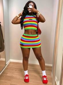 Slaydiva Nuevo conjunto de ropa de primavera/verano 2025 para mujer: Estilo sexy de festival de música, estilo nómada colorido, adecuado para cumpleaños, graduaciones, estudiantes, diario, casual, vacaciones, crucero, playa, tomar el sol. Crop top de cuello redondo a rayas arcoíris + minifalda, conjunto de punto de 2 piezas para mujeres - Multicolor - Ver 6