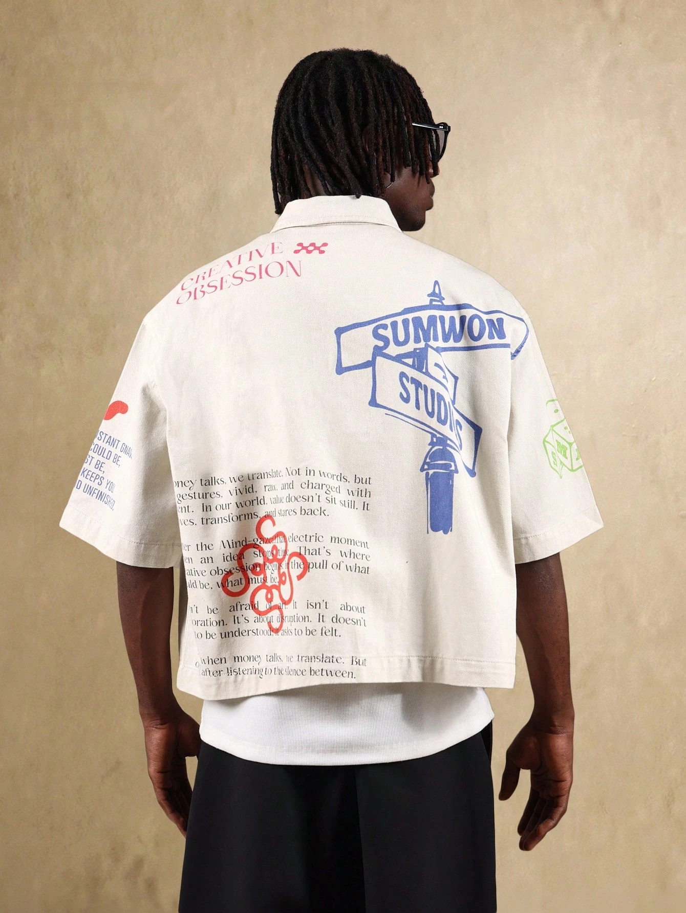 T-shirt studio surdimensionné avec graphismes et texte créatifs
