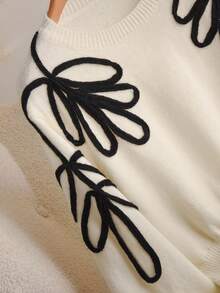 CosyJoli 大码休闲手工针织花卉腰部收紧圆领修身套头衫 - 白色 - 查看 4