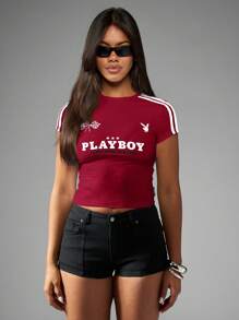 Missguided x Playboy 賽車風運動嬰兒短版上衣，雙條紋袖口細節，修身圖案賽車俱樂部標誌，復古夏季音樂節賽車風 - 紅色 - 查看 7