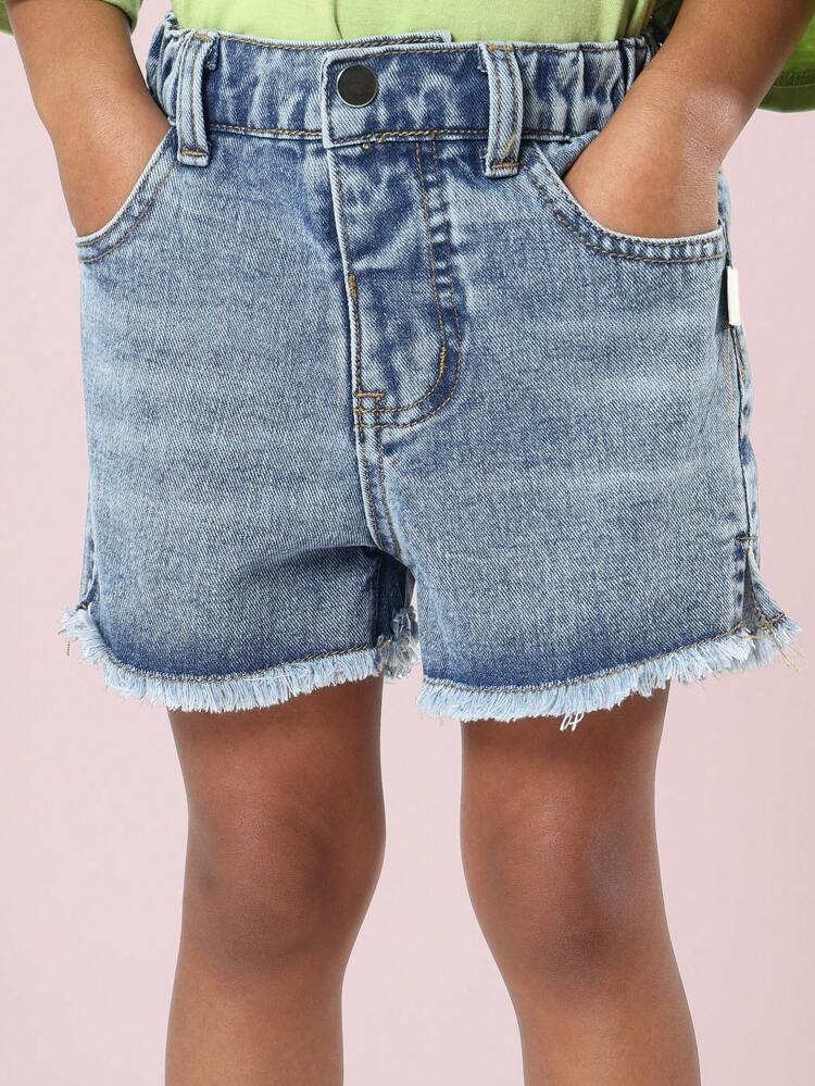 Shorts vaqueros con dobladillo sin rematar, bordes deshilachados y corte clásico