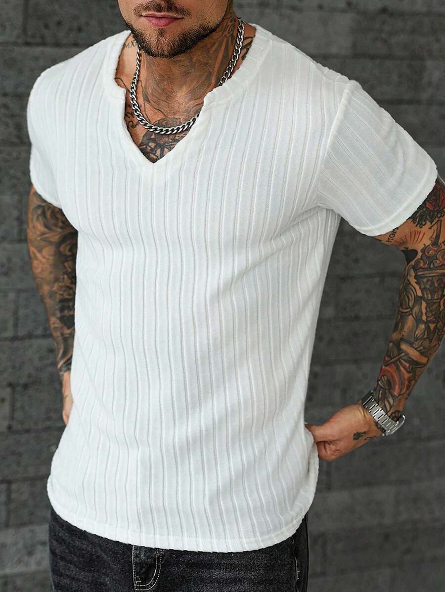 Manfinity Homme 男士纯色百搭简约条纹纹理V领休闲T恤，白色；男士圆领短袖休闲针织提花T恤，夏季男士，男士度假休闲风；INS同款圆领短袖T恤