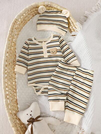 SHEIN 新生児と男の子用ルーム3点セット ボーダー開胸テディベア柄長袖ジャンプスーツ、同色パンツ、ニット帽付き。新しいファッショナブルでカジュアル、室内外撮影に適しています。