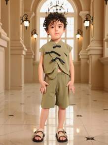SHEIN 2 件套幼儿男童复古中国风纽扣短袖上衣和短裤套装，时尚、凉爽、舒适，适合春夏季度假、旅行、放松、日光浴