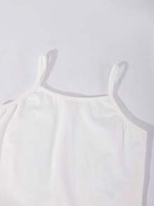 适合青春期女孩的 3 件套服装：喇叭袖格子短款针织罩衫、纯色背心和实用工装裤 - 休闲街头风格