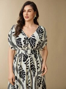 SHEIN Clasi Vestido Longo com Gola V, Decote Nas Costas, Laço na Cintura, Manga Tipo Morcego e Estampa, Plus Size, Mais Vendido - Bege - Visão 6