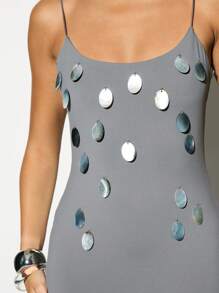 KIZN Vestido mini ajustado con aplicaciones de disco de nácar para fiesta, noche, boda, con tirantes de espagueti, ajuste ceñido y brillo metálico - Gris Oscuro - Ver 3