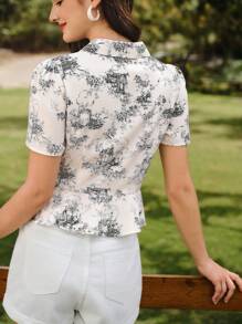 Vintamour Blusa ajustada con estampado de flores elegante y vintage, azul y blanco con flores, camisa de manga corta con volantes para mujer, para volver al colegio, profesora, salir, negocios casuales, vacaciones, cumpleaños, oficina, camisas lindas para mujer, volver al colegio, negocios casuales, oficina, profesora, camisa abotonada - Negro - Ver 2