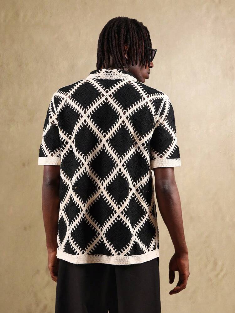 Camisa polo de crochê com botões e padrão de diamantes