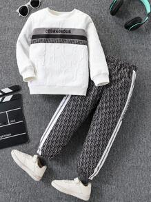 SHEIN 2 件套年轻男孩字母印花圆领长袖白色运动衫和全身侧条纹印花运动裤套装 - 灰色 - 查看 1
